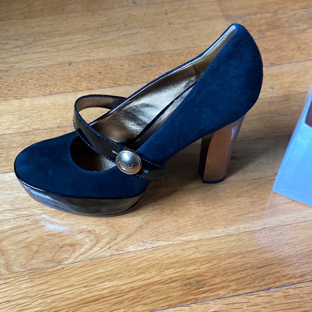 Great condition worn once suede with rose gold heal with about a 5 inch heal